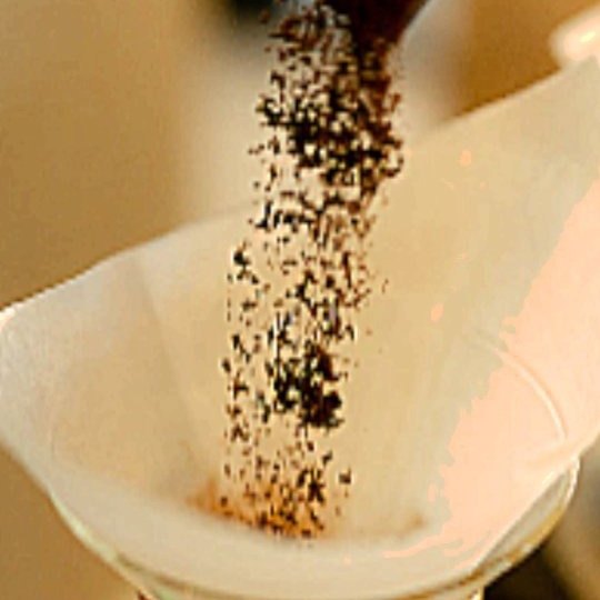 Café moído caindo no filtro