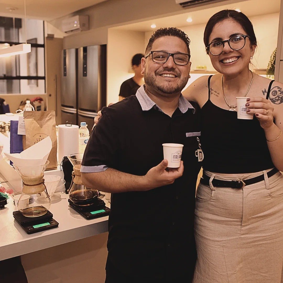 Denny e Pamela na estação de café